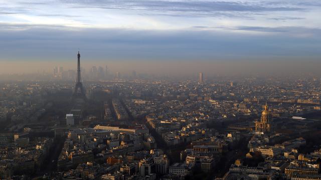 La Tour Eiffel et le dôme des Invalides sous un pic de pollution, 7 décembre 2016 [AP Photo - Francois Mori]