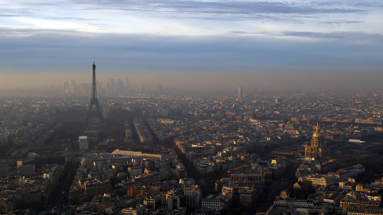 La Tour Eiffel et le dôme des Invalides sous un pic de pollution, 7 décembre 2016 [AP Photo - Francois Mori]