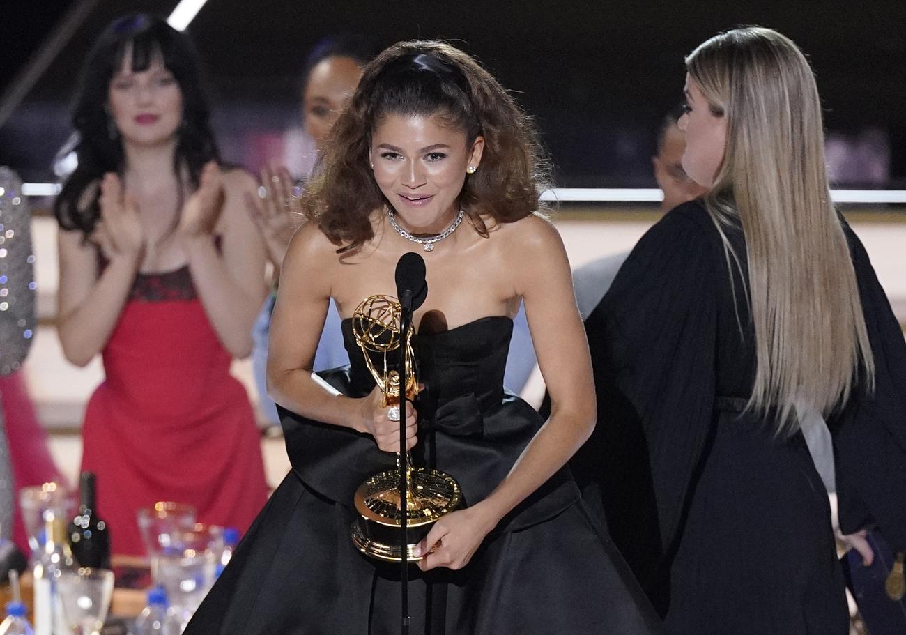 Zendaya remporte le prix de meilleure actrice pour son rôle d'adolescente toxicomane dans "Euphoria" (HBO). [AP/Keystone - Mark Terrill]
