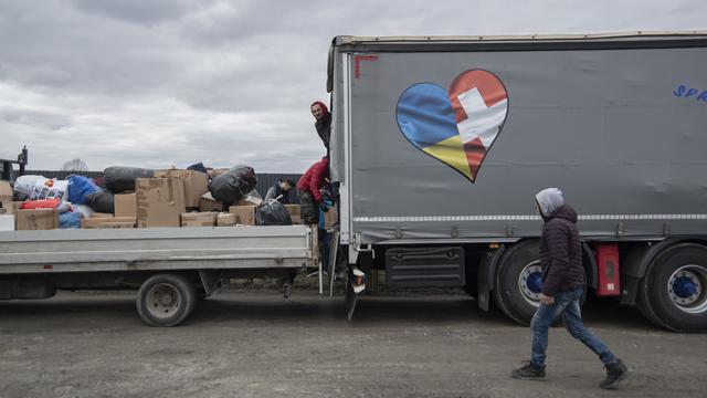 Des biens de secours sont déchargés dans la ville polonaise de Lubaczow, près de la frontière avec l'Ukraine, le  6 mars 2022. [Keystone/Ti-Press - Pablo Gianinazzi]