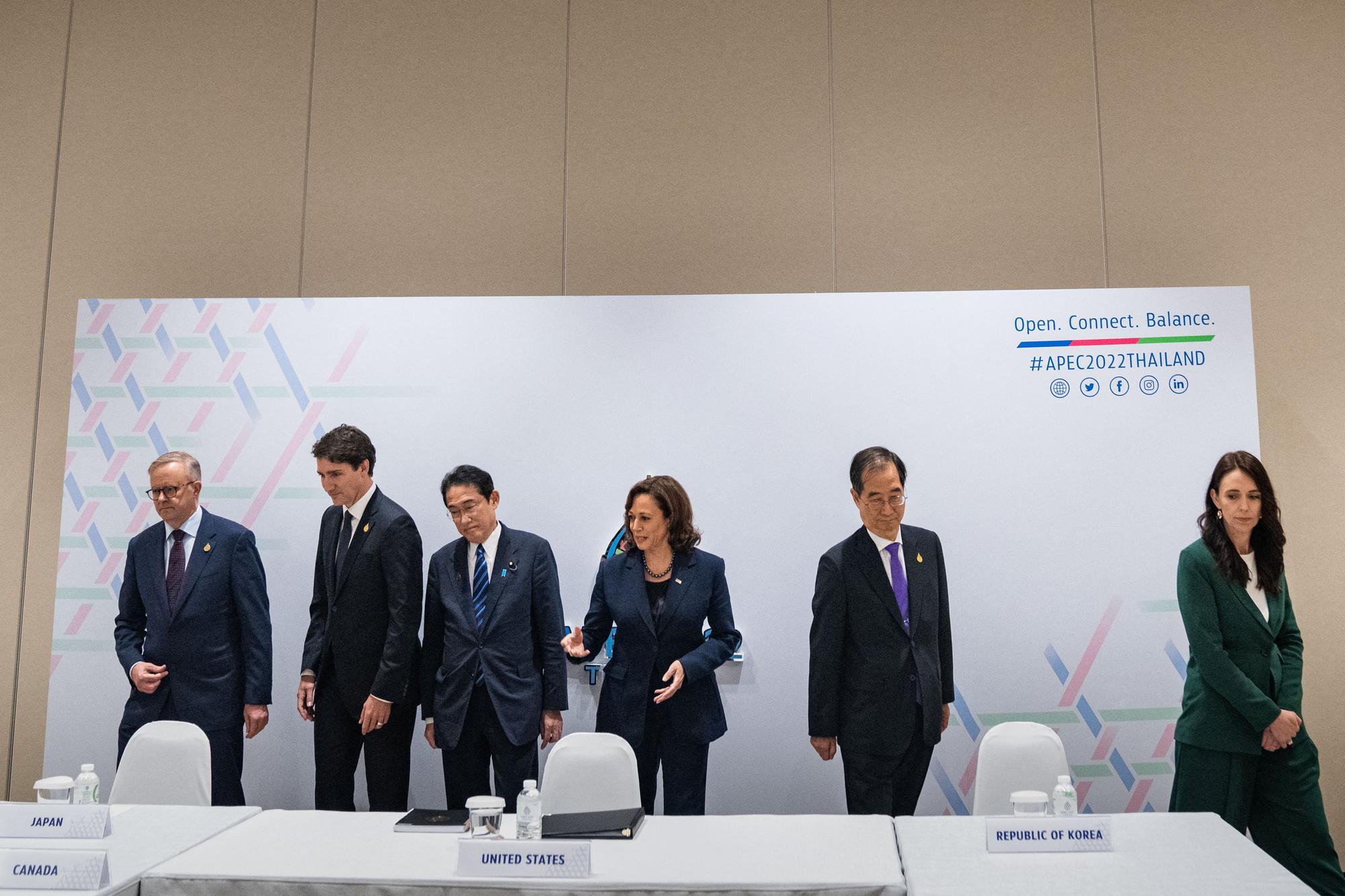 Les Premiers ministres de l'Australie, du Canada, du Japon, de Corée du Sud et de la Nouvelle-Zélande, ainsi que la vice-présidente des Etats-Unis, se sont réunis en urgence en marge du sommet Asie-Pacifique de Bangkok pour discuter du tir du missile nord-coréen, le 18 novembre 2022. [REUTERS - Haiyun Jiang/Pool]