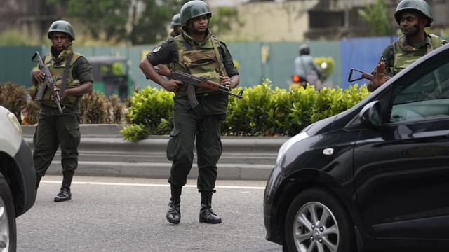 Le ministère de la Défense du Sri Lanka a ordonné à ses troupes de tirer à vue sur ceux impliqués dans des pillages ou des violences. [Keystone - Eranga Jayawardena]