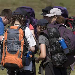 Des jeunes randonnent au Parc national de Dartmoor au Royaume-Uni. [Depositphotos - Petertt]