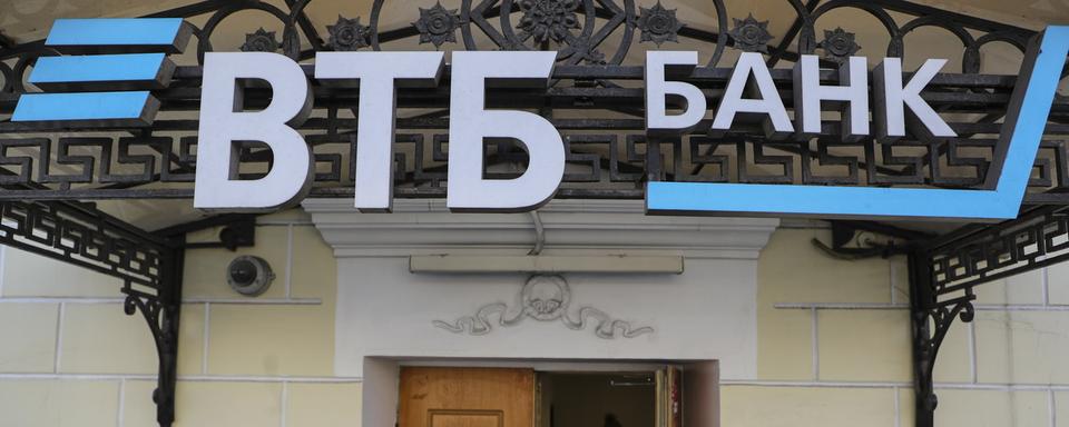 Logo de la banque russe VTB. [Keystone - EPA/Maxim Shipenkov]