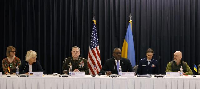 Lloyd Austin (au centre) après les discussions de Ramstein. [Keystone - EPA/Ronald Wittek]