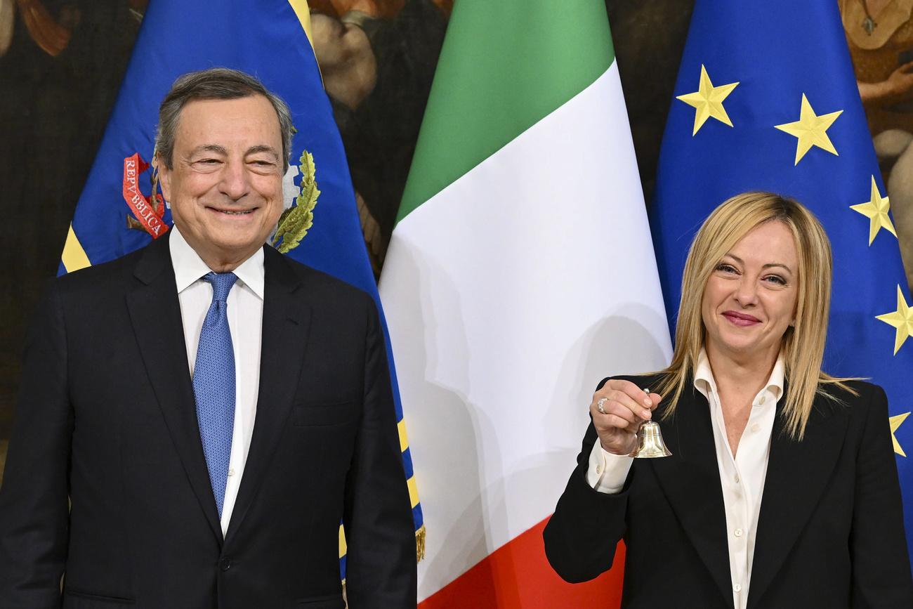 Giorgia Meloni a reçu la clochette des mains de Mario Draghi. [EPA/Keystone - Ettore Ferrari]