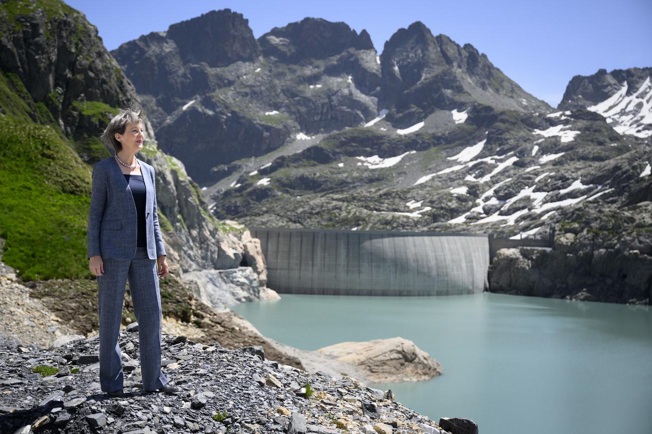 Simonetta Sommaruga devant le lac du Vieux-Emosson et son barrage, surélevé, le 18 juin 2022. [Keystone - Laurent Gillieron]