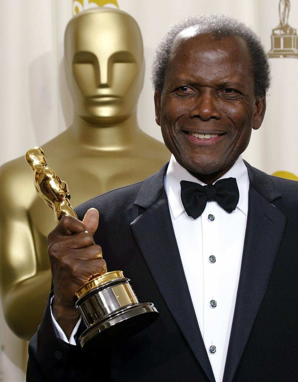 Sidney Poitier pose avec son Oscar d'honneur reçu en 2002 à Los Angeles. [Keystone - AP Photo/Doug Mills]