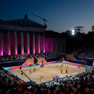 Mardi 16 août: un match de beach-volley lors des Championnats européens organisés à Munich. [Keystone/DPA - Marius Becker]