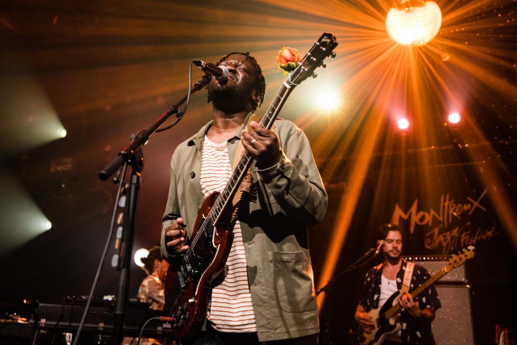 Le chanteur anglais Michael Kiwanuka au Montreux Jazz Festival, le 6 juillet 2022. [FFJM 2022 - Marc Ducrest]