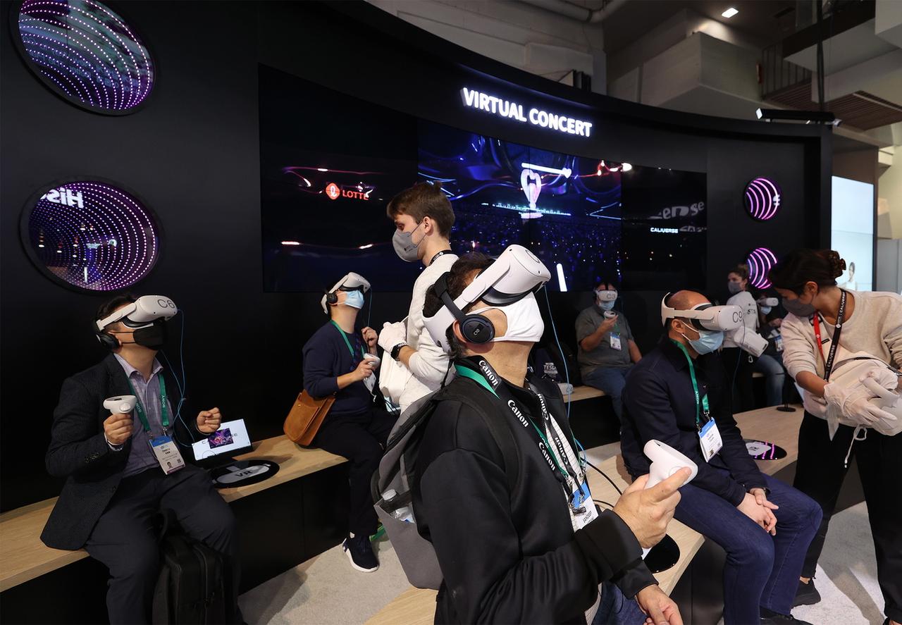 Des visiteurs du salon CES à Las Vegas, le 5 janvier 2022. [Keystone - YONHAP]