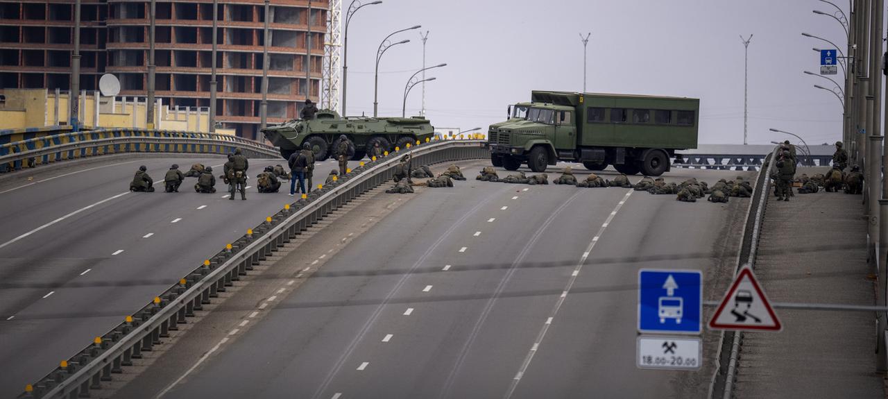 Des soldats ukrainiens défendent un pont de la capitale Kiev. [Keystone - AP Photo/Emilio Morenatti]