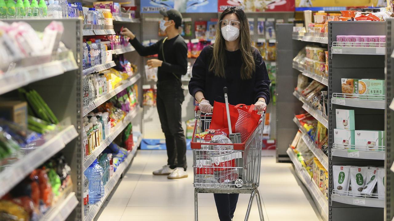 Des habitants et habitantes de Shanghai dans un supermarché, après un confinement généralisé de près de deux mois. [Xinhua/AFP - Ding Ting]