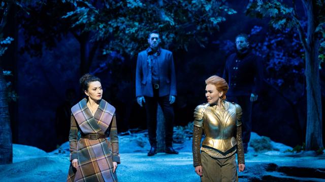 Maria Stuarda (Stéphanie d'Oustrac) et Elisabeth Iere (Elsa Dreisig) sur la scène du Grand Théâtre de Genève. [Grand Théâtre de Genève - Monika Rittershaus]