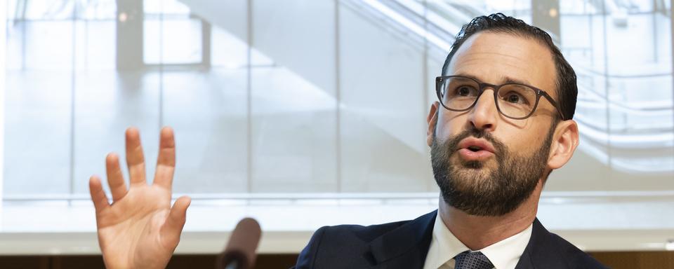 Pierre Bernheim, président du conseil d'administration de Genève Aéroport, répond aux questions des journalistes concernant la présentation du rapport annuel 2021 de Genève Aéroport lors d'une conférence de presse à Genève, mardi 29 mars 2022. [KEYSTONE - Salvatore Di Nolfi]