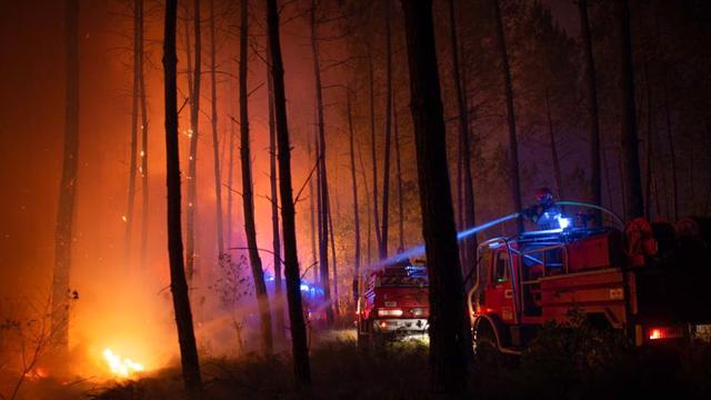 Un incendie criminel en Ardèche mobilise 600 pompiers (image d'illustration). [EPA/SDIS 33/KEYSTONE]