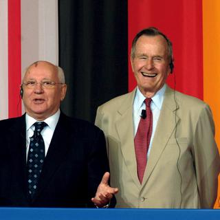 Trois ex-présidents, Mikhaïl Gorbatchev, George H.W. Bush et Helmut Kohl, primés pour leurs efforts de paix en Allemagne et en Europe, le 17 juin 2005. [Keystone - Martin Schutt]