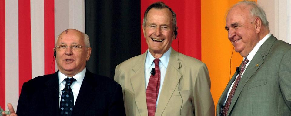 Trois ex-présidents, Mikhaïl Gorbatchev, George H.W. Bush et Helmut Kohl, primés pour leurs efforts de paix en Allemagne et en Europe, le 17 juin 2005. [Keystone - Martin Schutt]