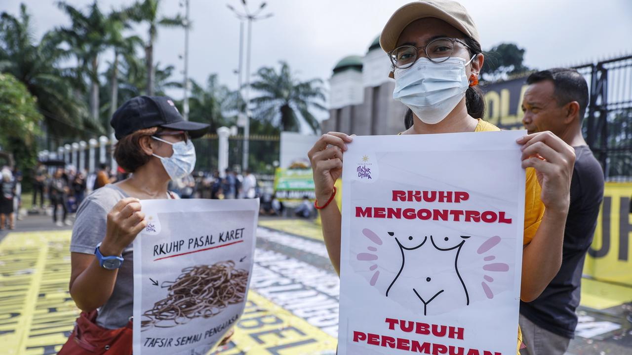Des manifestantes indonésiennes tiennent des pancartes indiquant que "le droit pénal contrôle le corps des femmes" lors d'une mobilisation contre le nouveau code le 5 décembre à Jakarta. [Keystone - EPA/MAST IRHAM]