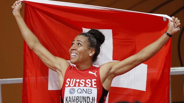 La Suissesse Mujinga Kambundji, médaillée d'or, célèbre après avoir remporté la finale du 60 mètres féminin lors des Championnats du monde d'athlétisme en salle à Belgrade, en Serbie, le 18 mars 2022. [EPA/KEYSTONE - Robert Ghement]