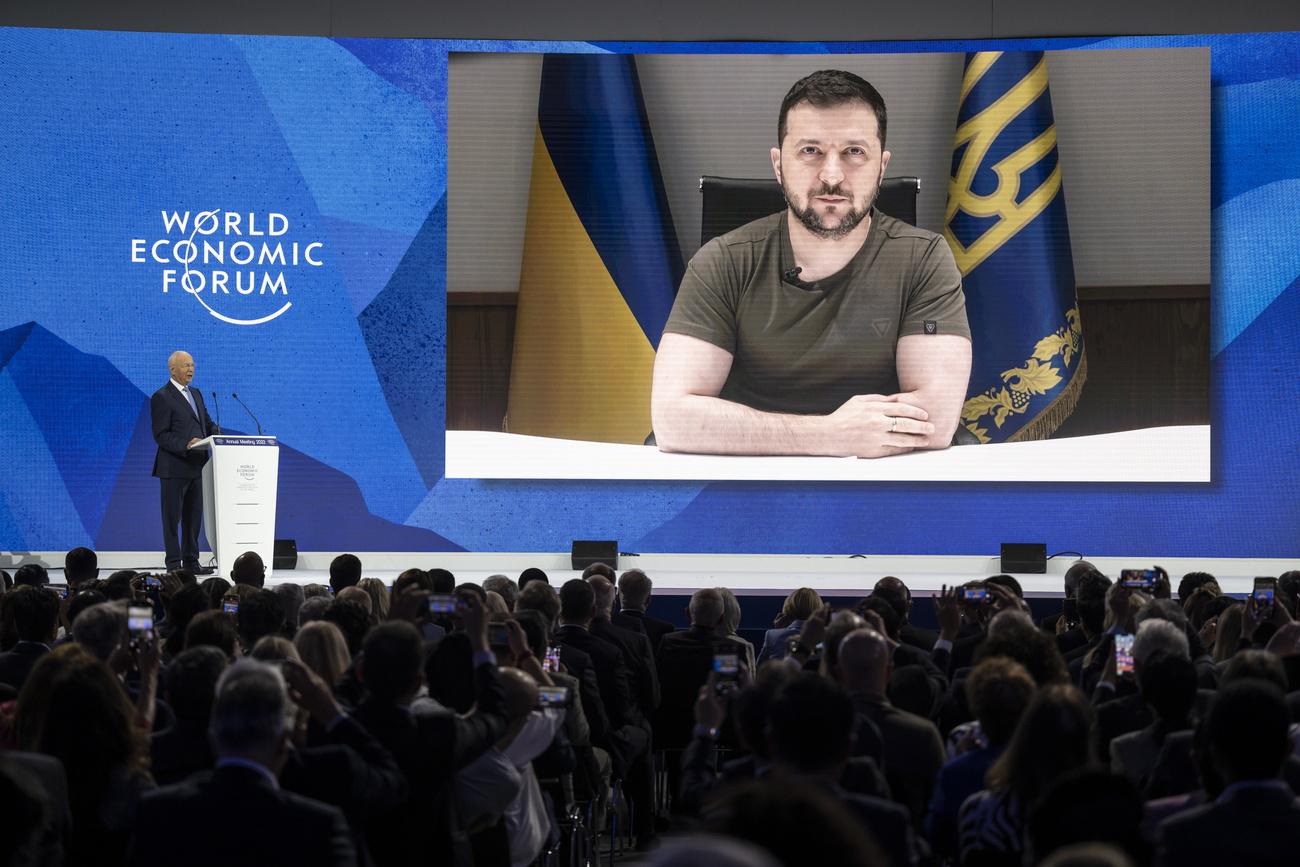 Volodymyr Zelensky est intervenu par visioconférence devant le WEF à Davos. [EPA/Keystone - Laurent Gilliéron]
