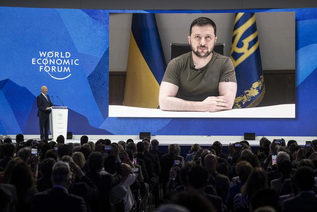 Volodymyr Zelensky est intervenu par visioconférence devant le WEF à Davos. [EPA/Keystone - Laurent Gilliéron]