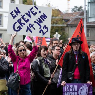 Des femmes manifestent à l'occasion d'une action de protestation contre la votation sur la réforme AVS 21, le lundi 26 septembre 2022, à Berne. [KEYSTONE - Peter Schneider]