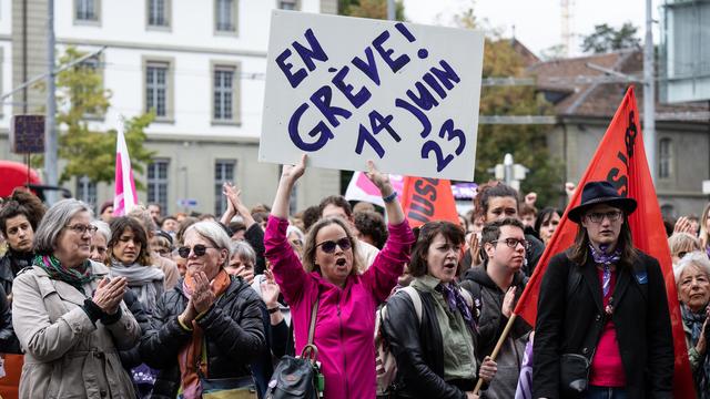 Des femmes manifestent à l'occasion d'une action de protestation contre la votation sur la réforme AVS 21, le lundi 26 septembre 2022, à Berne. [KEYSTONE - Peter Schneider]