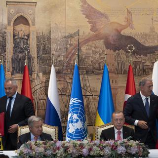 Le Président turc Recep Tayyip Erdogan, au centre droit, et le Secrétaire général de l'ONU Antonio Guterres dirigent une cérémonie de signature au Palais Dolmabahce à Istanbul, en Turquie, vendredi 22 juillet 2022. [AP Photo - Khalil Hamra]