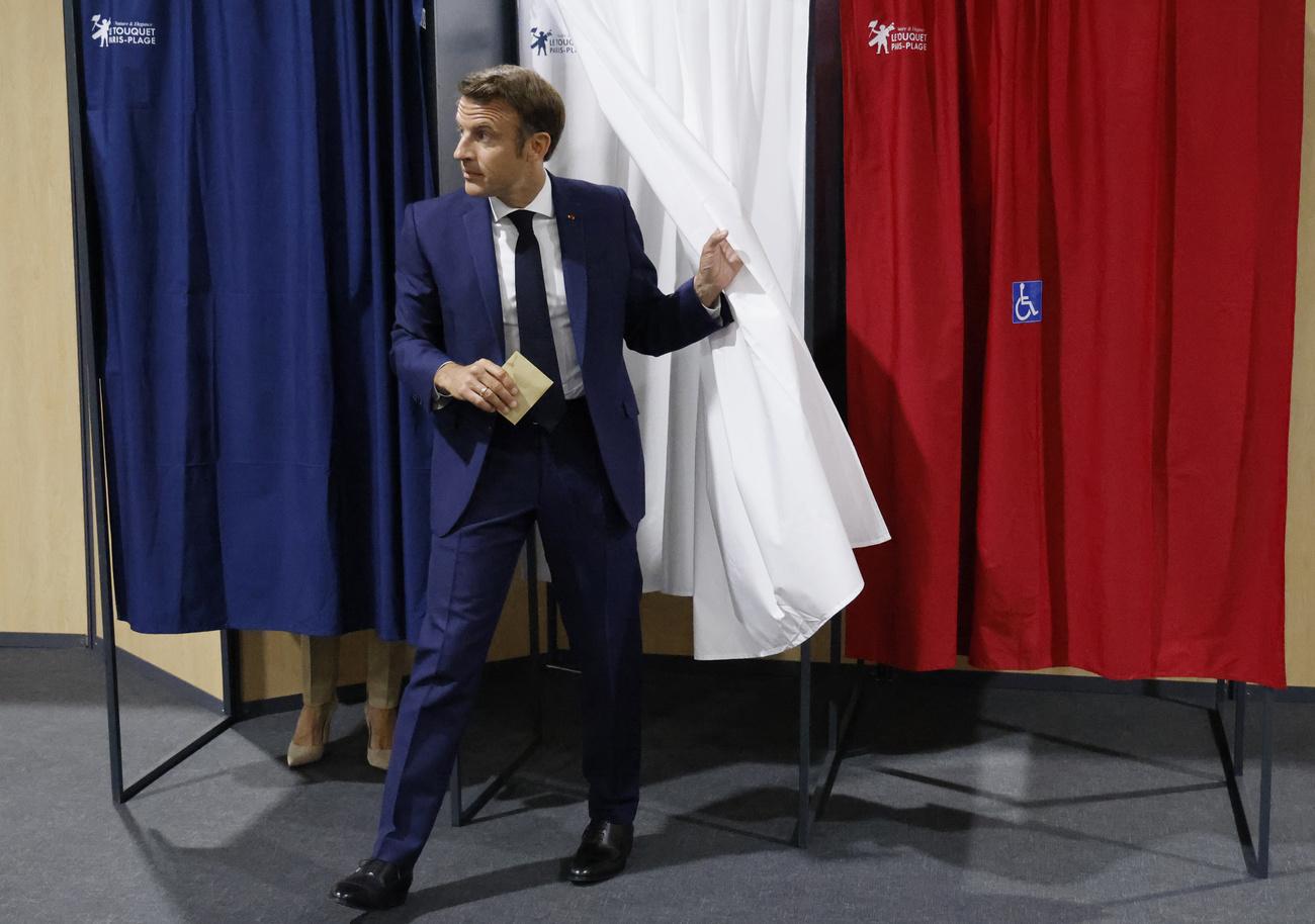 Le président de la République Emmanuel Macron a voté pour le premier tour des élections législatives au Touquet, le 12 juin 2022. [KEYSTONE - LUDOVIC MARIN]