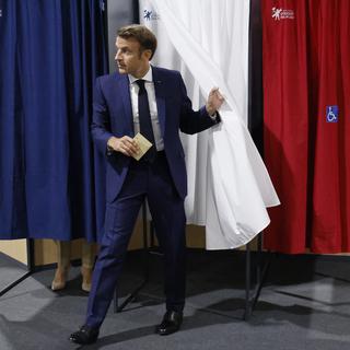 Le président de la République Emmanuel Macron a voté pour le premier tour des élections législatives au Touquet, le 12 juin 2022. [KEYSTONE - LUDOVIC MARIN]