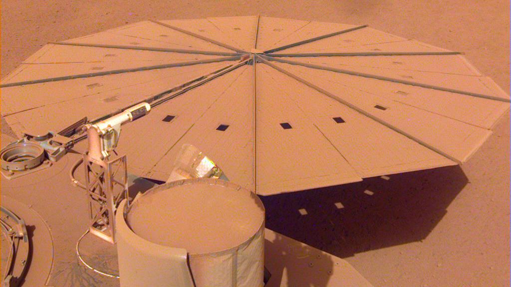 Les panneaux solaires couverts de poussière martienne de la sonde InSight, le 17 mai 2022. [NASA - JPL-Caltech]