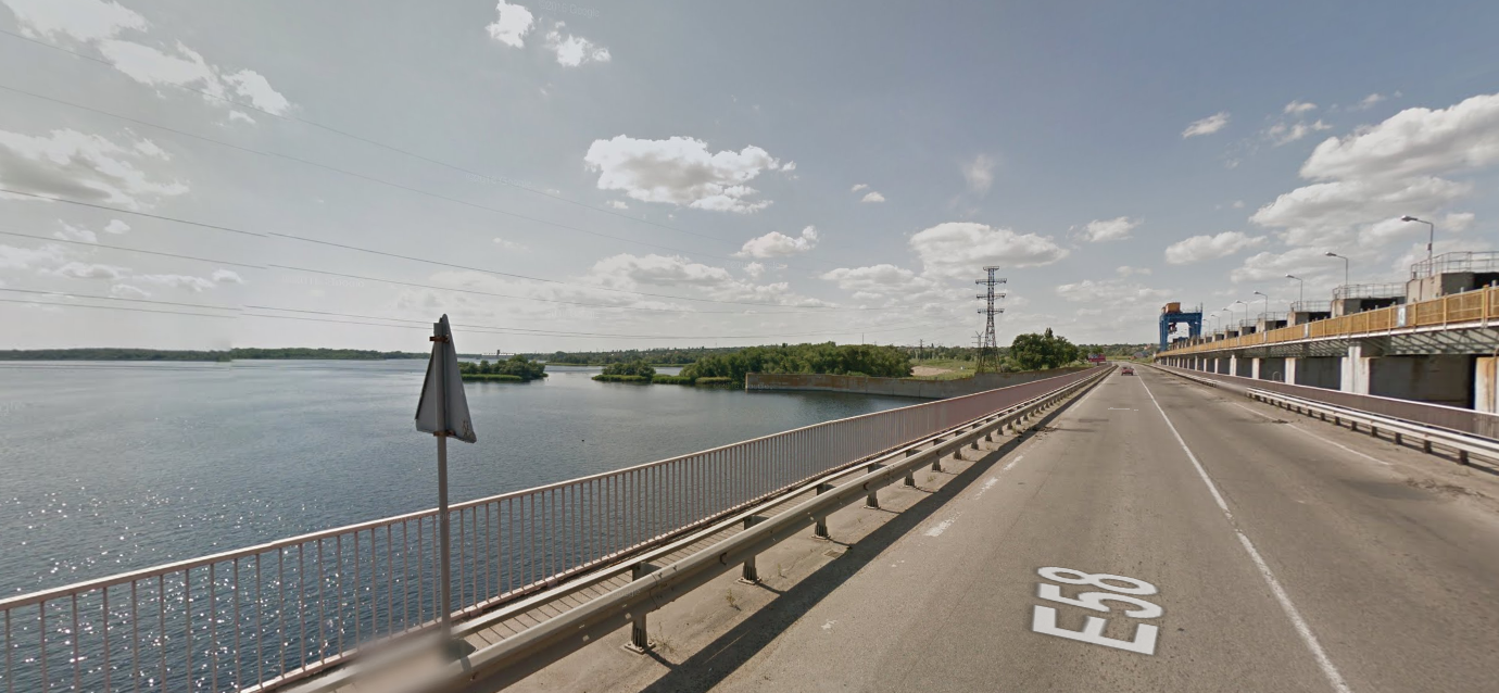 Le pont dans la zone de la centrale hydroélectrique de Kakhovka n'est plus utilisable. (photo d'archives). [Google Map - RTS]