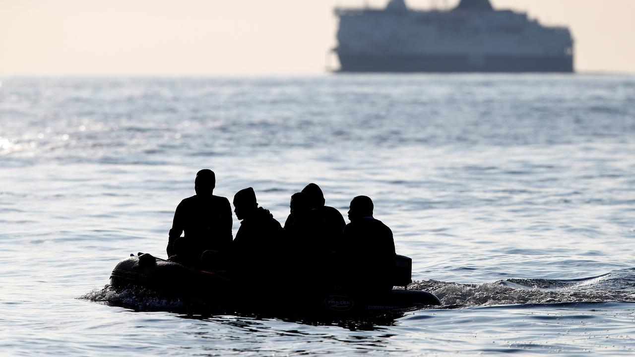 Image d'archives de migrants traversant la Manche en août 2021 sur un canot gonflable. [Reuters - Peter Nicholls]