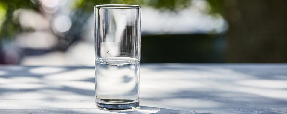 Un verre d'eau. [Depositphotos - AntonMatyukha]