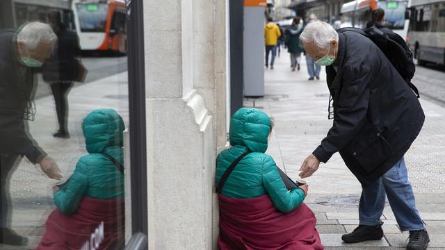 En Suisse, la pauvreté n'a pas le même visage en ville qu'à la campagne. [KEYSTONE - SALVATORE DI NOLFI]