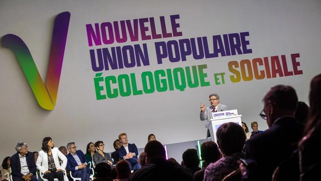 Le leader du parti d'extrême gauche français La France Insoumise (LFI), Jean-Luc Mélenchon (R), prononce un discours lors du lancement de la "Nouvelle Union Populaire Ecologique et Sociale" (NUPES) à Aubervilliers, près de Paris, France, le 07 mai 2022. [EPA/KEYSTONE - Christophe Petit Tesson]