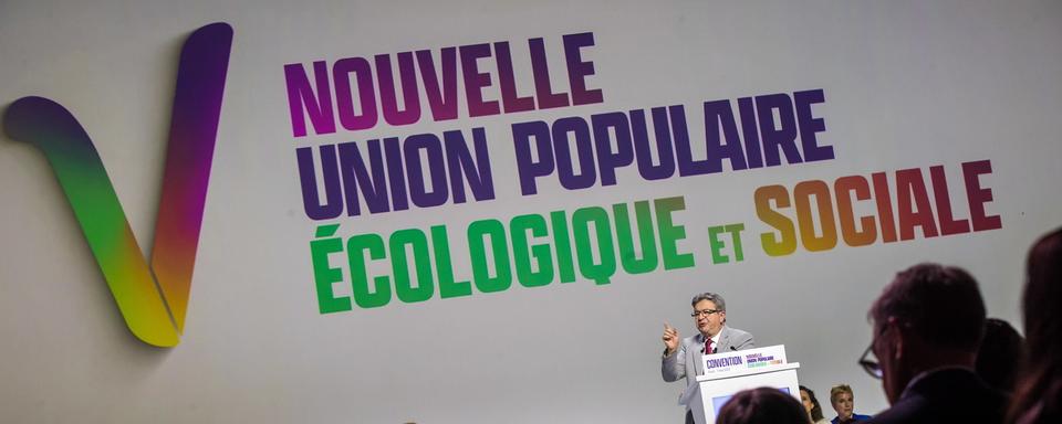 Le leader du parti d'extrême gauche français La France Insoumise (LFI), Jean-Luc Mélenchon (R), prononce un discours lors du lancement de la "Nouvelle Union Populaire Ecologique et Sociale" (NUPES) à Aubervilliers, près de Paris, France, le 07 mai 2022. [EPA/KEYSTONE - Christophe Petit Tesson]