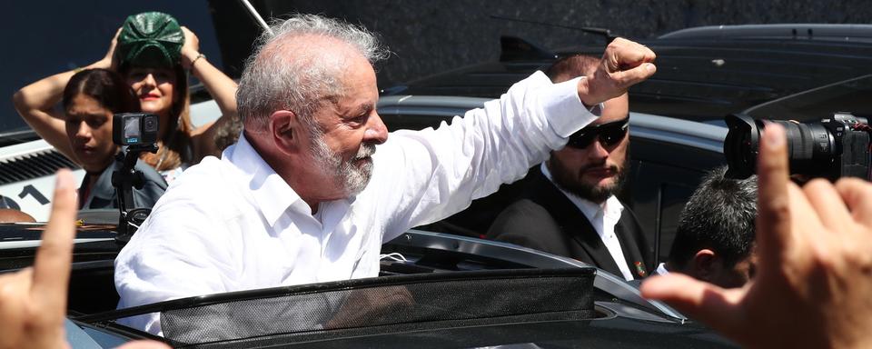 L'ex-président Lula, au sortir du bureau de vote pour le 2ème tour de la présidentielle au Brésil. [EPA - Antonio Lacerda]