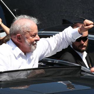 L'ex-président Lula, au sortir du bureau de vote pour le 2ème tour de la présidentielle au Brésil. [EPA - Antonio Lacerda]