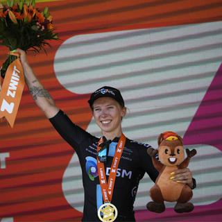 La Néerlandaise Lorena Wiebes célèbre sur le podium après avoir remporté la première étape du Tour de France cycliste féminin sur 81,7 kilomètres (50,8 miles) avec départ et arrivée à Paris, France, dimanche 24 juillet 2022. [AP Photo/KEYSTONE - Daniel Cole]