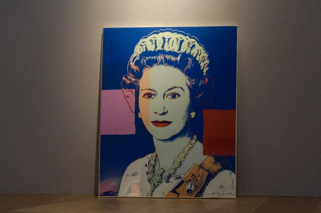 Le tableau "Queen Elizabeth II" (1985) d'Andy Warhol, ici lors d'une vente aux enchères de Christie's en 2020 à Londres. [AFP - WIktor Szymanowicz / NurPhoto]