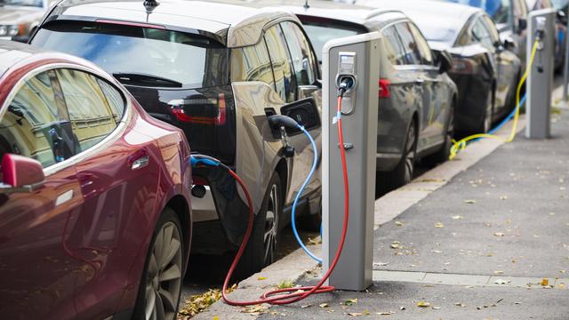 De nombreuses voitures électriques en chargement dans la rue. [Depositphotos - Scharfsinn]