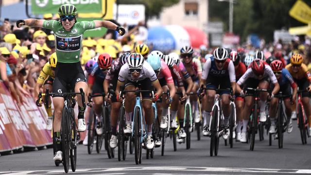 Lorena Wiebes, vêtue de son maillot vert, s'impose avec plusieurs longueurs d'avance. [Jeff Pachoud]