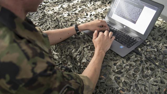 Un soldat des troupes "cyber" lors de sa formation à Thoune. [Keystone - Peter Schneider]