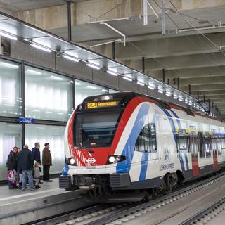 Un train franco-suisse du Léman Express en gare de Champel. [Keystone - Martial Trezzini]