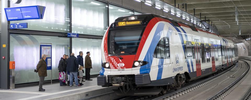 Un train franco-suisse du Léman Express en gare de Champel. [Keystone - Martial Trezzini]