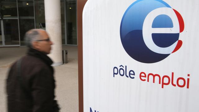 Un homme devant une agence Pôle emploi à Nice. [AP Photo/Keystone - Lionel Cironneau]