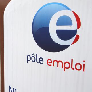 Un homme devant une agence Pôle emploi à Nice. [AP Photo/Keystone - Lionel Cironneau]