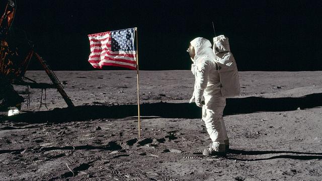 Buzz Aldrin sur la Lune, le 16 juillet 1969. La course vers notre satellite fut le tournant de la compétition spatiale entre URSS et Etats-Unis. Le gouvernement de John Fitzgerald Kennedy, élu en janvier 1961, pensait que poser des hommes sur la Lune serait une réussite assez complexe pour que l'avance prise par l'URSS - avec son programme Soyouz - ne soit plus réellement significative.